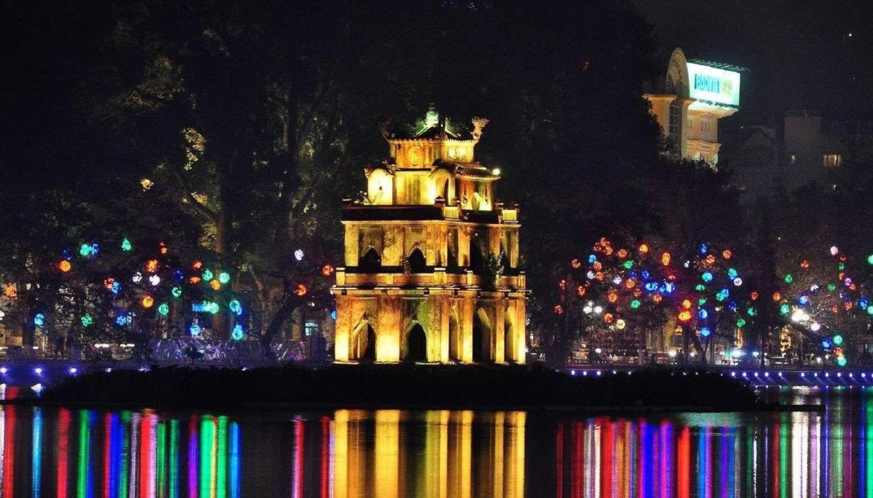 Amazing View, Natural View, 3' To Hoan Kiem Lake, Free Wifi, Netflix, 2 Beds, 1 Toilet-2 Showers Apartment *