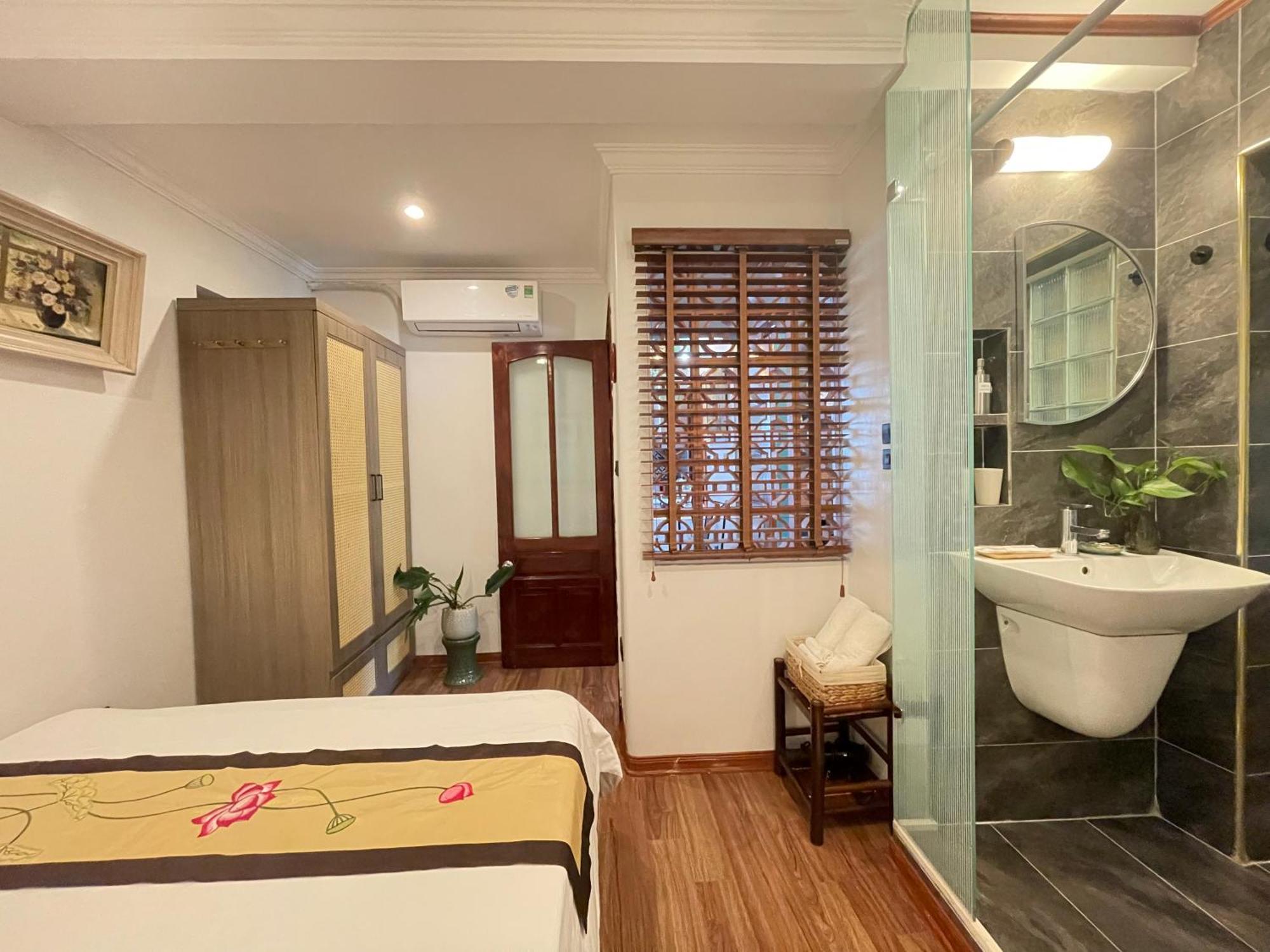 Amazing View, Natural View, 3' To Hoan Kiem Lake, Free Wifi, Netflix, 2 Beds, 1 Toilet-2 Showers *