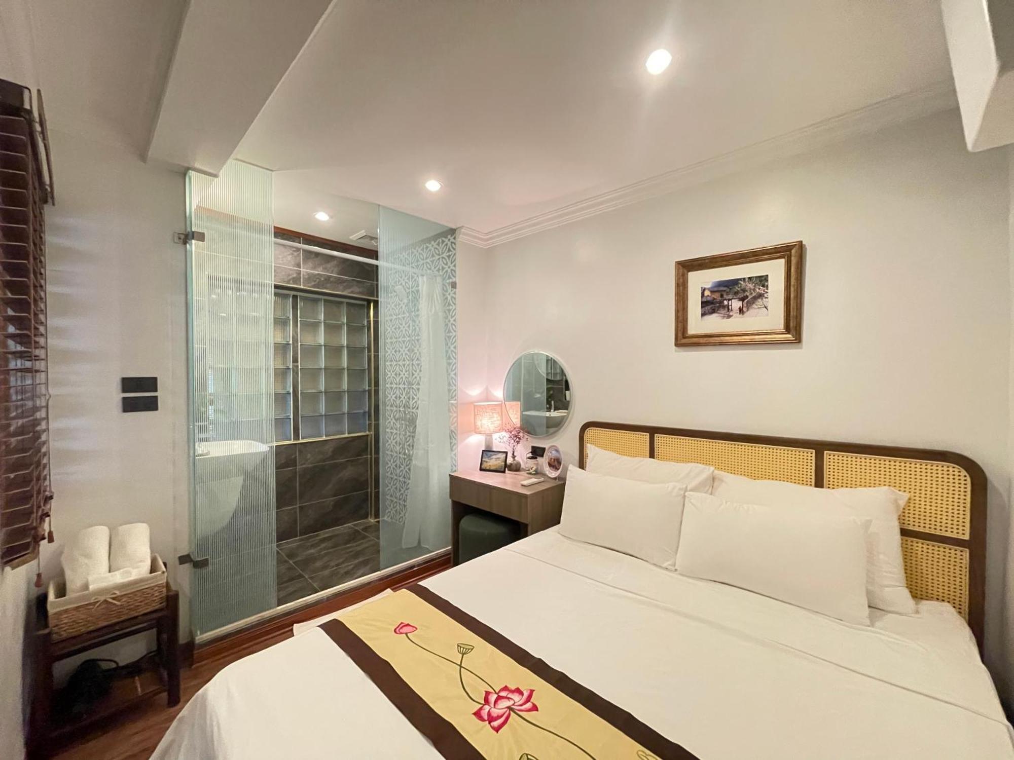 Amazing View, Natural View, 3' To Hoan Kiem Lake, Free Wifi, Netflix, 2 Beds, 1 Toilet-2 Showers * Hanoi