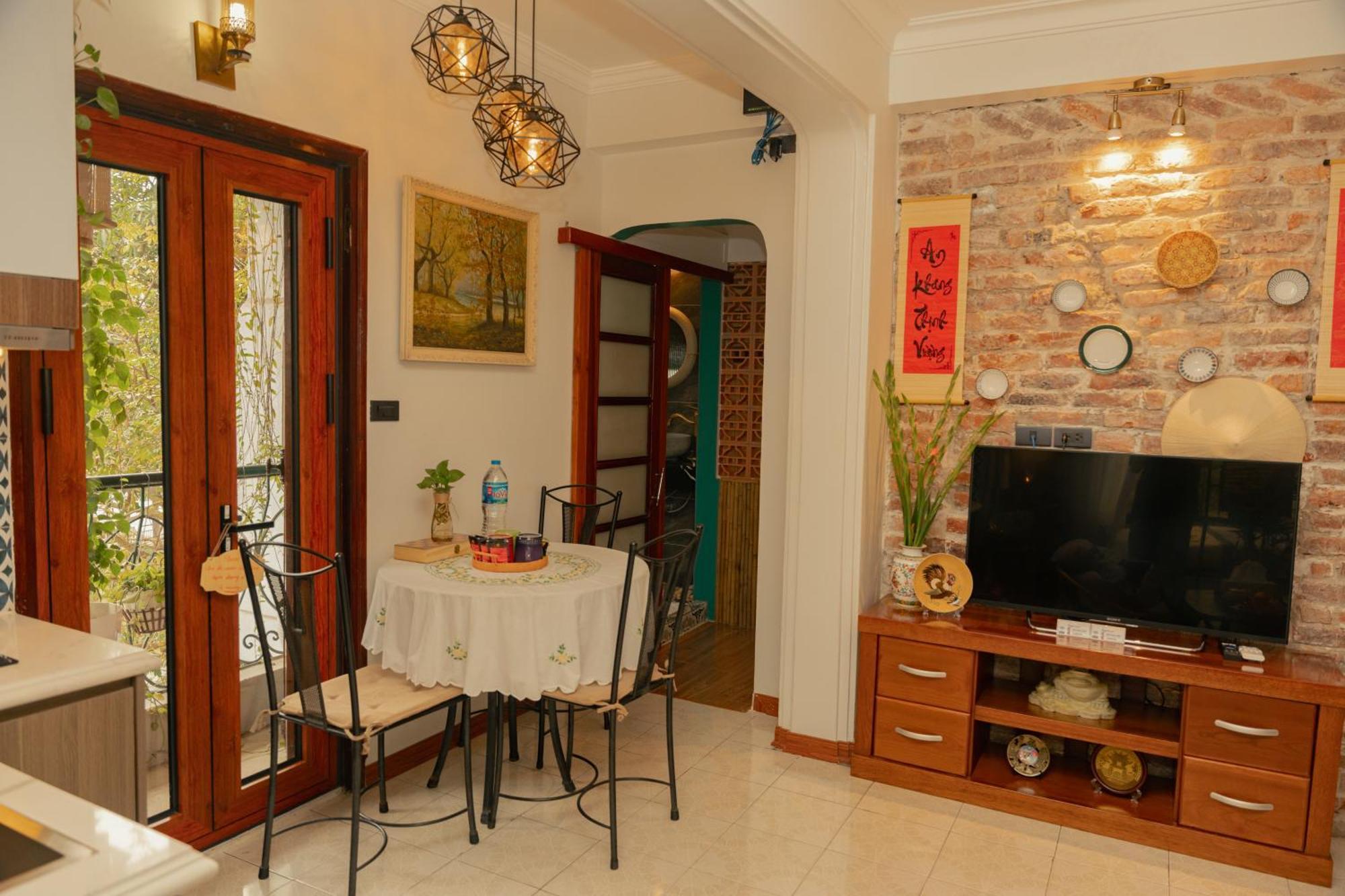 Apartment Amazing View, Natural View, 3' To Hoan Kiem Lake, Free Wifi, Netflix, 2 Beds, 1 Toilet-2 Showers