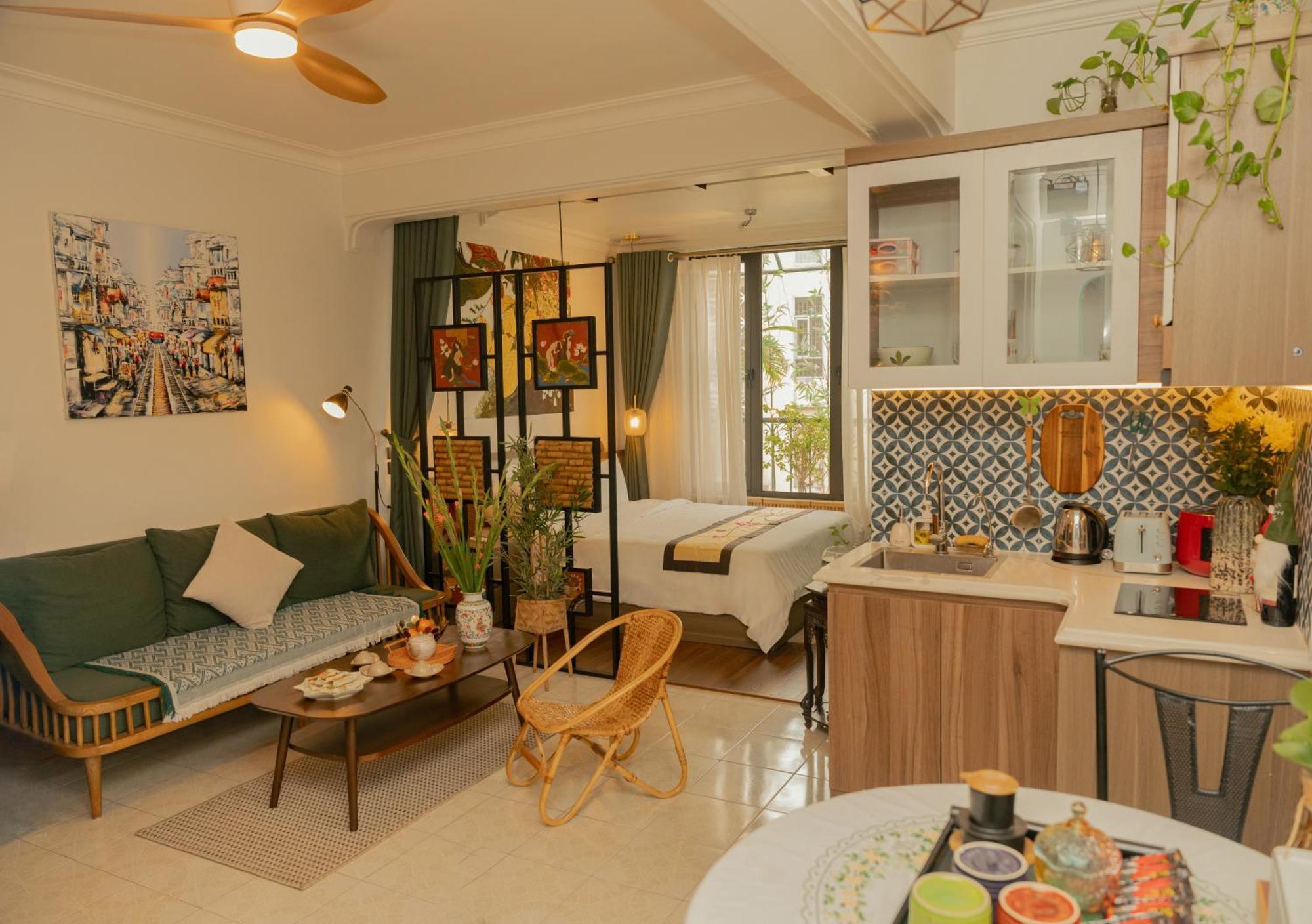 Amazing View, Natural View, 3' To Hoan Kiem Lake, Free Wifi, Netflix, 2 Beds, 1 Toilet-2 Showers Apartment *